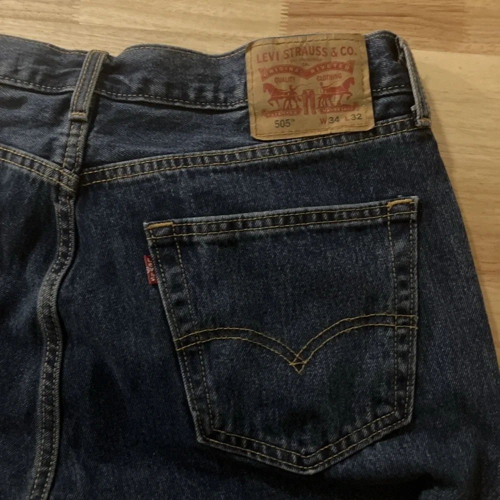 Men's Levis Jeans Size 34x32 Style 505 Straight Leg Dark Wash